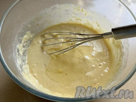 Перемешать тесто венчиком до однородности, влить растительное масло.