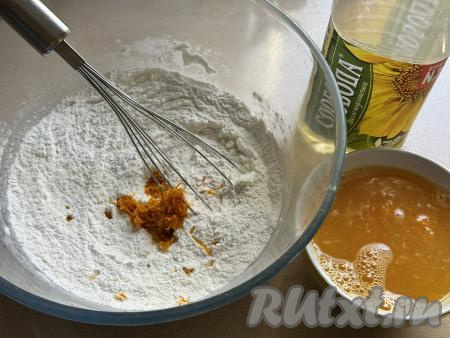 Хорошо перемешать венчиком сухие ингредиенты. С апельсина снять 1 чайную ложку цедры, не затрагивая белый слой, находящийся под оранжевой цедрой. Выжать из апельсинов сок. Нам потребуется 250 миллилитров свежевыжатого апельсинового сока. Выжатый сок при желании можно процедить через сито, убирая мякоть. Если в выжатом соке есть косточки, их нужно будет удалить. Если из 3 апельсинов получится выжать чуть меньше 250 миллилитров сока, тогда можно выжать сок ещё из одного апельсина или заменить недостающее количества сока водой. В миску с сухими ингредиентами добавить 1 чайную ложку апельсиновой цедры, перемешать венчиком.