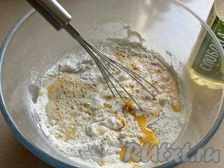 В миску с сухими ингредиентами влить 250 миллилитров апельсинового сока.&nbsp;