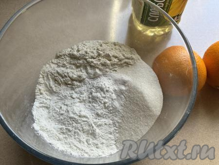 В глубокую миску всыпать 150 грамм муки, добавить сахар, ванильный сахар, крахмал, соду и разрыхлитель.