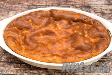 Готовую запеканку достать из духовки. После остывания выпечка немного опадёт - это нормально для творожных запеканок без манки.