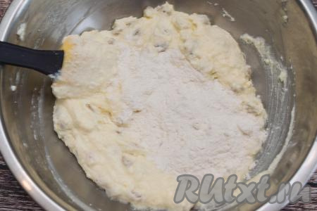 Начать добавлять в миску по 1 столовой ложке муки, хорошо вмешивая её в творожное тесто.