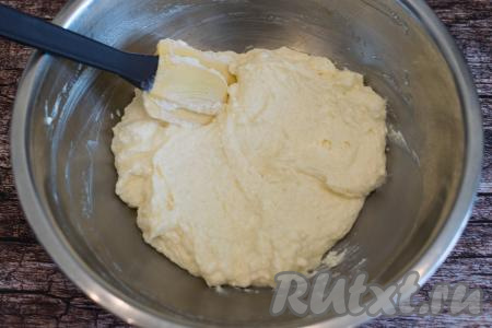 Перемешать массу до однородности. Я, как правило, сначала растираю творог с яйцами вилкой, а затем довожу творожную массу до однородности с помощью лопатки. Если творог сильно крупинчатый или неоднородный, тогда можно дополнительно пробить массу погружным блендером, чтобы она стала однородной. У меня творог был однородный, поэтому я не стала пробивать его блендером.