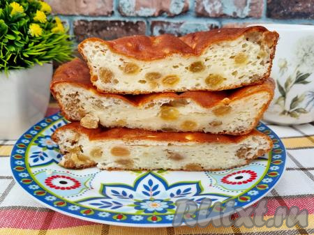 Тёплую или полностью остывшую выпечку нарезать на кусочки и подать к столу. Посмотрите, какая пористая, нежная в разрезе эта творожная запеканка, приготовленная без манки. Изюм делает эту выпечку не только очень аппетитной, но и придаёт ей приятную сочность. И мне, и моим близким очень нравится такая запеканка, советую и вам приготовить!