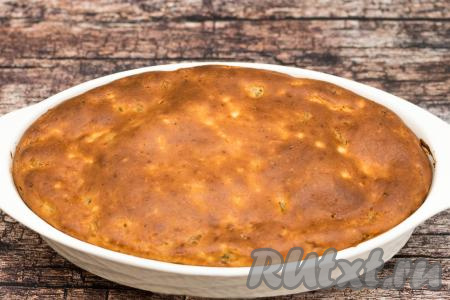 Творожную запеканку с изюмом без манки выпекать в разогретой до 180 градусов духовке в течение&nbsp;30-35 минут. Готовность запеканки проверить, проколов её сверху сухой зубочисткой, если зубочистка после прокалывания останется сухой, без следов теста, значит выпечка готова.&nbsp;Верх запеканки должен подрумяниться. 