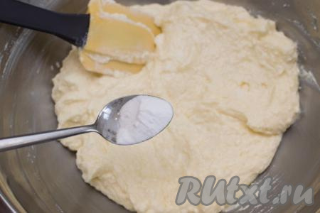 Затем в миску с творожной массой добавить соду, тщательно перемешать. Дать творожной массе постоять 3-5 минут, чтобы сода полностью погасилась. Благодаря тому, что сода вступит в реакцию с кислой средой творога, запеканка получится более воздушной.