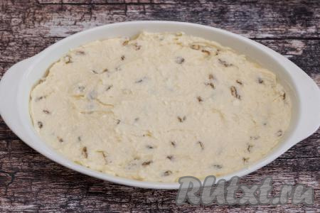 Форму для выпечки смазать растительным маслом. Выложить в форму творожное тесто, заполняя её чуть больше, чем на 2/3 объёма. Разровнять творожное тесто лопаткой.