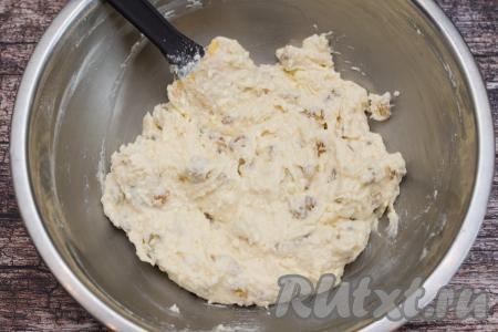 Добавляя муку и полностью вмешивая её, учитывайте, что итоговое тесто для творожной запеканки должны быть вязким и густым, как на фото. Много муки в творожную запеканку я не советую добавлять, запеканка должна получиться нежной, с приятной творожной ноткой во вкусе. В зависимости от размера яиц, влажности творога, количество муки, которое придётся добавить, может немного отличаться, от указанного в ингредиентах, поэтому ориентируйтесь именно на густоту замешиваемого теста. Для получения теста нужной консистенции я в общей сложности добавила 40 грамм муки.