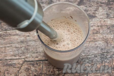 Пробить молоко, мороженое, какао и сахар погружным блендером на максимальной скорости, делая движения блендером "вверх-вниз". Молочно-шоколадный коктейль должен стать однородным, покрыться пузырьками. Попробовать на вкус, если нужно, добавить ещё немного сахара по вкусу и пробить блендером, равномерно вмешивая сахар. Всего&nbsp;из указанных в рецепте ингредиентов получается примерно 500 миллилитров шоколадно-молочного коктейля.