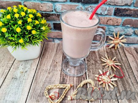 Воздушный, нежный, насыщенный молочный коктейль с какао сразу разлить по стаканам и с трубочкой подать к столу. Этот шоколадно-молочный напиток, приготовленный в домашних условиях из молока, мороженого и какао, такой вкусный, что выпивается он практически на одном дыхании!