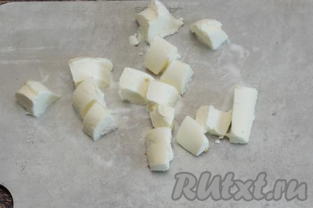 Мороженое нарезать на средние кубики (размораживать предварительно мороженое не нужно).