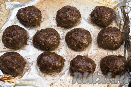 Котлеты из говядины запекать в духовке, разогретой до 180 градусов, в течение 40 минут. Если сомневаетесь в готовности, тогда разрежьте одну котлетку, если в разрезе мясо однородного цвета, без розовых вкраплений, значит котлеты готовы.