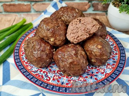 А вот как котлета из говядины выглядит в разрезе. Благодаря добавлению в говяжий фарш белого хлеба и большого количества лука, котлеты получаются сочными, вкусными, хотя и запекаются в духовке.