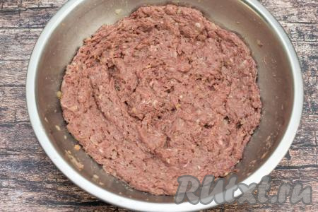 Получившийся фарш нужно отбить 8-10 раз.&nbsp;Для этого нужно взять весь фарш в руки и с силой бросить его в миску (миска не должна быть стеклянной) или на стол с высоты примерно 50 сантиметров. В процессе отбивания фарша усилится его клейковина, он станет более вязким, поэтому котлеты из говядины не развалятся во время запекания в духовке.
