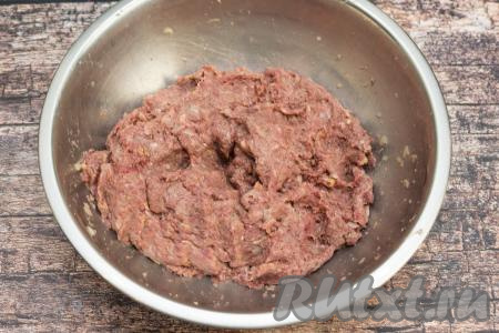 Посолить и поперчить говяжий фарш по вкусу. Тщательно перемешать фарш.