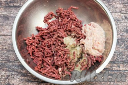 Пока батон пропитывается молоком, можно промыть говядину водой, обсушить. Лук очистить. Мякоть говядины и лук нарезать на кусочки, которые будет удобно пропускать через мясорубку. Пропустить через мясорубку говядину вместе с луком в объёмную миску. Батон отжать от лишнего молока, пропустить через мясорубку в миску фаршем из говядины и лука.