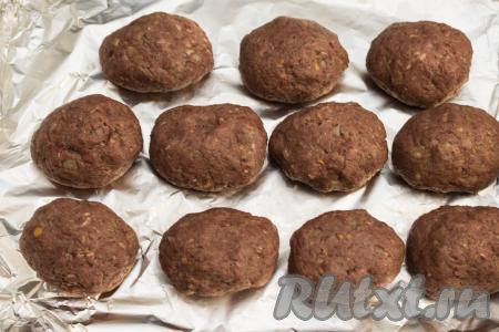 Затем из получившегося говяжьего фарша сформировать округлые (или овальные) котлеты примерно одинакового размера. Сформированные котлеты выкладывать на противень, застеленный фольгой (или бумагой для выпечки). Я сформировала 11 котлет.