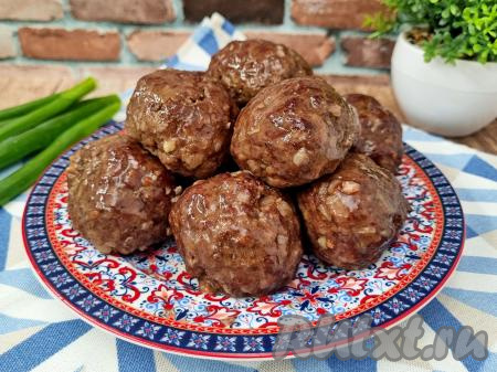 Готовые запечённые котлеты из говядины переложить с противня на тарелку и горячими, дополнив гарниром или салатом из свежих овощей, подать к столу.