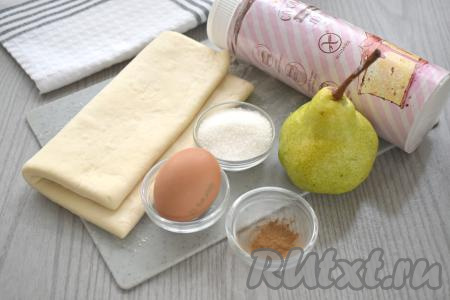 Подготовим продукты для приготовления слоек с грушами в аэрогриле. Прежде всего достаём слоёное тесто из морозилки (я взяла слоёное дрожжевое тесто, можно взять и бездрожжевое слоёное тесто), даём ему разморозиться при комнатной температуре (размороженное тесто должно стать достаточно мягким). Грушу моем.