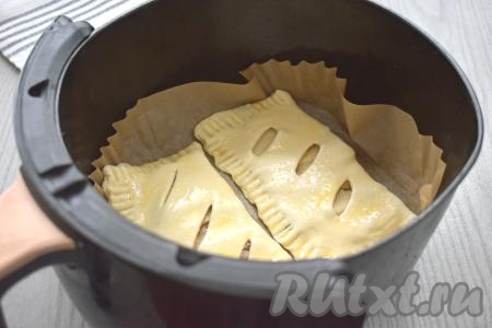 В небольшую ёмкость разбиваем яйцо, взбиваем его вилкой до однородности. Чашу аэрогриля застилаем пергаментом.&nbsp;У меня в чашу аэрогриля помещаются за один раз только 2 слойки с грушами, поэтому слойки я выпекала в два захода. Первые две слойки смазываем взбитым яйцом, выкладываем разрезами вверх в&nbsp;застеленную чашу аэрогриля. Отправляем чашу в аэрогриль. Устанавливаем температуру аэрогриля 170 градусов, время - 20 минут.&nbsp;