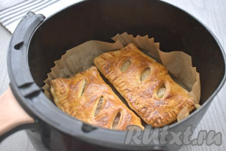 По прошествии 10 минут с начала выпечки слоек с грушами, достаём чашу из аэрогриля, слойки переворачиваем и выпекаем оставшиеся 10 минут (выпечка должна приятно подрумяниться с двух сторон). Я готовила в аэрогриле мощностью 1400 Ватт с 1 ТЭН-ом, по прошествии 20 минут слойки были полностью готовы. Достаём готовую выпечку из аэрогриля. Аналогично смазываем яйцом и выпекаем в аэрогриле оставшиеся две слойки.