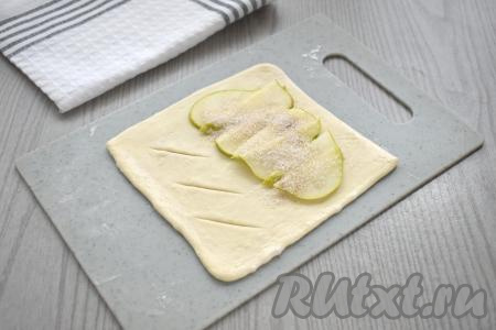 В небольшой ёмкости соединяем сахар и корицу, тщательно перемешиваем. Сверху ломтики груши посыпаем примерной 1 чайной ложкой смеси сахара и корицы.&nbsp;Края квадрата из теста, для того чтобы тесто лучше скреплялось, немного смазываем с помощью силиконовой кисточки холодной водой.