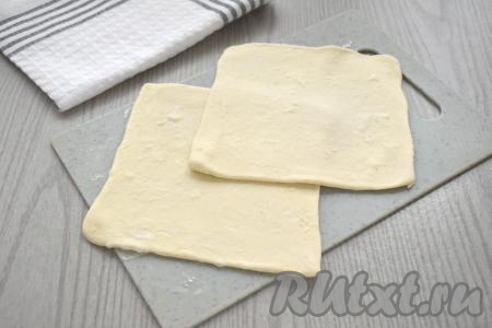 Каждую часть слоёного теста раскатываем скалкой в квадрат с размером стороны 15 сантиметров.