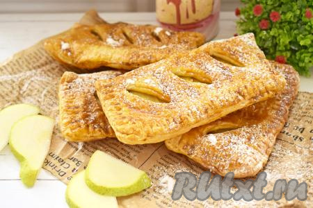 Готовым слойкам с грушами, испечённым в аэрогриле, даём немного остыть, по желанию, посыпаем сахарной пудрой и подаём аппетитную, воздушную выпечку с сочной фруктовой начинкой к столу.