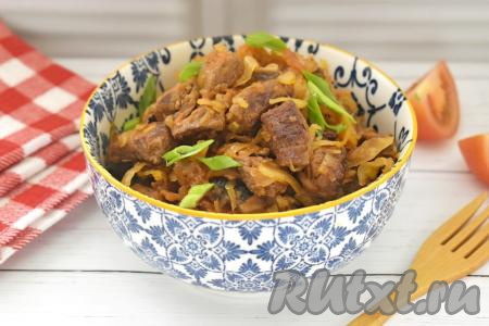 Мягкие кусочки тушёной говядины вместе с нежными грибами и сочной капустой раскладываем по тарелкам, по желанию, посыпаем нарезанной свежей зеленью. Вкусное, насыщенное, ароматное блюдо в горячем виде подаём к столу.