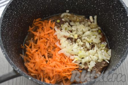 Пока тушится говядина, очищаем морковку и лук. Натираем морковь на крупной тёрке. Лук нарезаем мелко. К мясу, протушившемуся в течение 20 минут, добавляем морковку с луком, перемешиваем овощи и обжариваем на среднем огне 6-7 минут (до мягкости моркови), время от времени помешивая.
