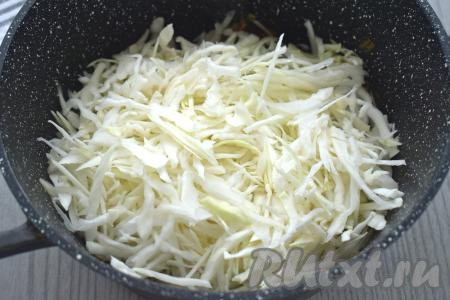 Затем к говядине, овощам и грибам добавляем тонко нарезанную капусту.