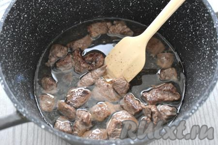 ​​​​​​​​Обжаренные кусочки говядины заливаем 100-150 миллилитрами воды (мясо должно быть практически полностью покрыто водой), даём воде закипеть, уменьшаем огонь до минимума, готовим 20 минут под крышкой.