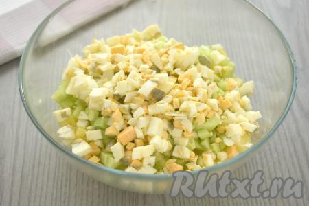 В эту же миску выложить очищенные яйца, нарезанные на небольшие кубики.