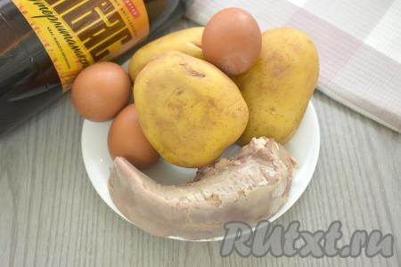 Промыть язык водой, выложить в кастрюлю, залить полностью водой, поставить на сильный огонь, после закипания воды отварить язык на небольшом огне до готовности (с момента закипания воды на варку свиного языка потребуется 1,5-2 часа, говяжьего - 2-2,5 часа).&nbsp;Я варила свиной язык 1,5 часа. Минут за 15 до окончания варки посолить воду, в которой варится язык. Для того чтобы проверить готовность языка, нужно проколоть его ножом, если прокалывается легко, значит готов. Кастрюлю с готовым языком снять с огня, сразу поместить язык под очень холодную воду, это делается для того, чтобы проще было очистить язык от покрывающей его кожи. Затем очистить язык от кожицы, покрывающей его поверхность, дать ему полностью остыть.