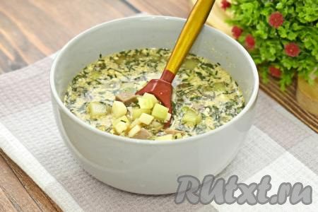 При подаче вкусную, насыщенную, приятно освежающую окрошку с языком можно дополнить сметаной, майонезом, горчицей.&nbsp;