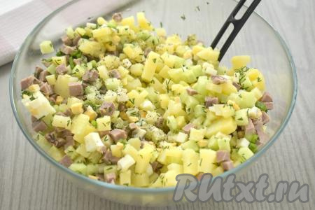 Посолить, поперчить получившийся салат из языка, овощей и яиц.&nbsp;В миску с получившимся салатом можно сразу влить квас, перемешать, разлить окрошку по тарелкам. А я предпочитаю вначале разложить салат по порционным тарелкам, после этого в каждую тарелку влить квас, перемешать. Добавляя больше или меньше кваса в каждую тарелку, удобно регулировать, насколько густую окрошку предпочитает есть каждый член моей семьи.&nbsp;