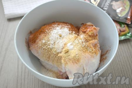 Перекладываем куриные бёдра в миску. По вкусу их солим, приправляем специями (я добавила&nbsp;молотую паприку и сушёный чеснок). Количество соли регулируйте самостоятельно, оно будет зависеть от вкуса соуса "Терияки", который вы используете. Тщательно натираем бёдрышки солью и специями со всех сторон.