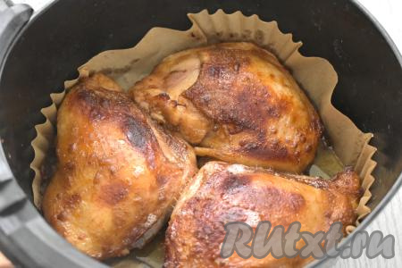 Спустя 40 минут с начала запекания снова переворачиваем бёдра, устанавливаем температуру 190 градусов, время - 10 минут, в течение этого времени бёдрышки подрумянятся.