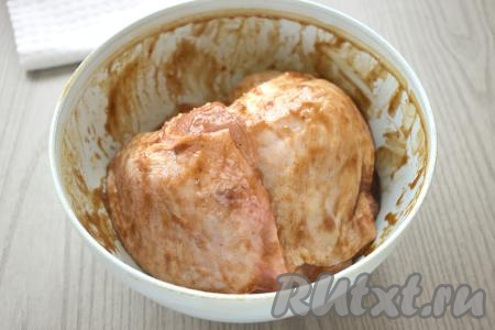 Хорошо перемешиваем куриные бёдра, покрывая их соусом "Терияки" и маслом со всех сторон. Миску с бёдрышками накрываем крышкой (или затягиваем пищевой плёнкой) и оставляем мясо мариноваться при комнатной температуре минут на 20-30.