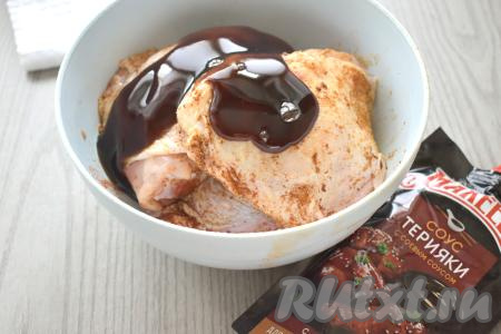 Добавляем к куриным бёдрам соус "Терияки".