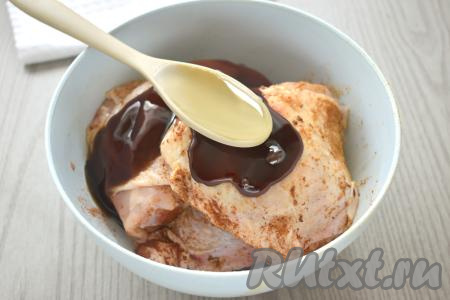 Следом вливаем в миску растительное масло.