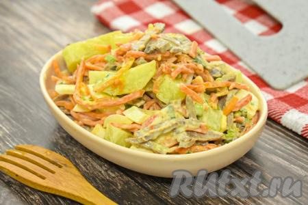 Аппетитный, вкусный, насыщенный салат, приготовленный с корейской морковью и свиным языком, можно сразу подавать к столу, а я предпочитаю перед подачей дать ему охладиться в течение 20-30 минут в холодильнике. Это блюдо отлично разнообразит и семейное меню, и праздничное застолье!