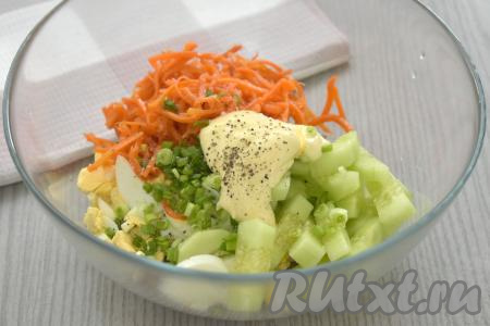 Салат перчим, заправляем майонезом, перемешиваем.&nbsp;Перец можно не добавлять, если корейская морковка слишком острая.