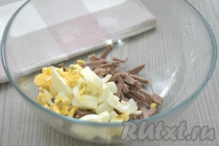 Варёные яйца очищаем, нарезаем на брусочки, перекладываем в миску с языком.