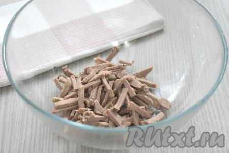 Пока язык остывает, отвариваем яйца в течение 10 минут с момента закипания воды, даём им остыть. Остывший язык нарезаем на тонкие брусочки, выкладываем в миску.