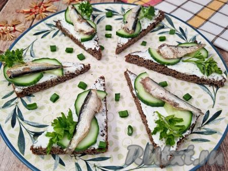 Бутерброды со шпротами и огурцом на чёрном хлебе
