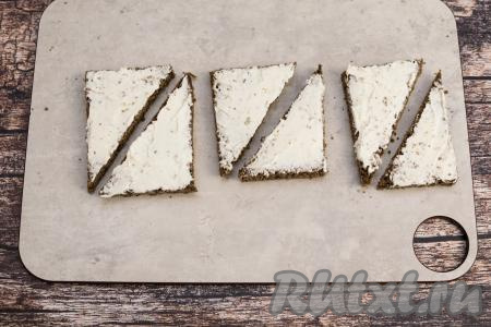 Каждый треугольник из чёрного хлеба смазать сверху творожным сыром.