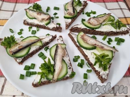 Бутерброды со шпротами и огурцом на чёрном хлебе можно сразу подавать к столу. Такая закуска будет отличным дополнением и к повседневному, и к праздничному столу. Вкусно, просто и красиво, попробуйте!