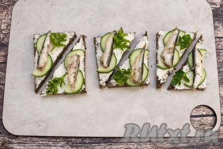 Украсить порционные бутерброды веточкой свежей зелени.