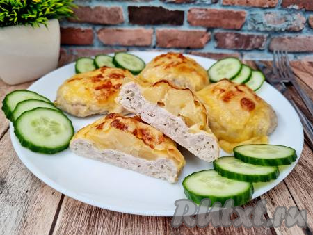 А вот как гнездо из фарша выглядит в разрезе. Сочные ананасы и сырная корочка приятно дополняют нежнейшее запечённое мясо. Просто и очень вкусно, попробуйте!